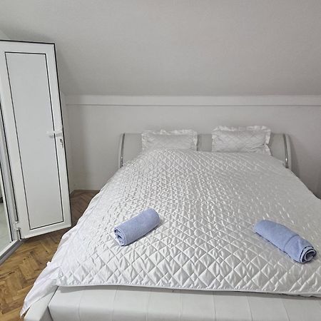 Vila Petunija Sjenica Bilik gambar