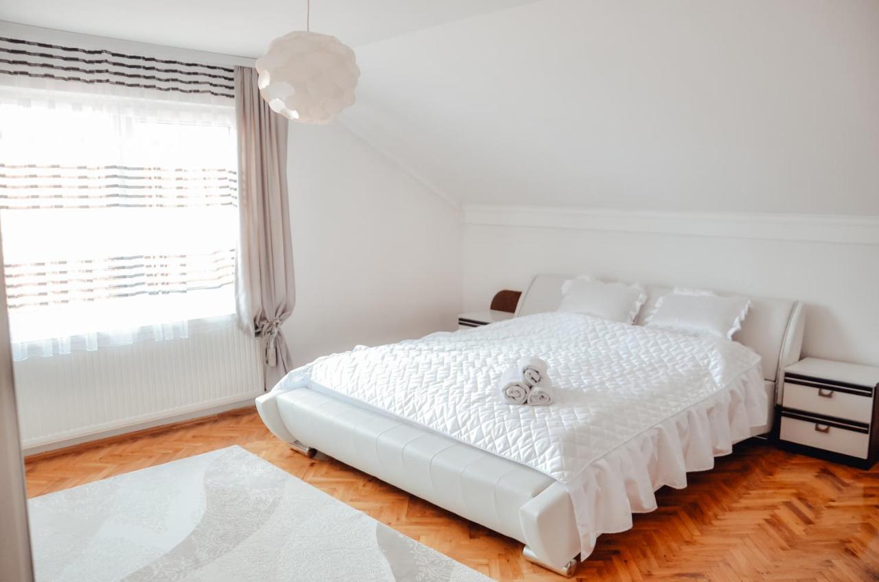 Vila Petunija Sjenica Luaran gambar