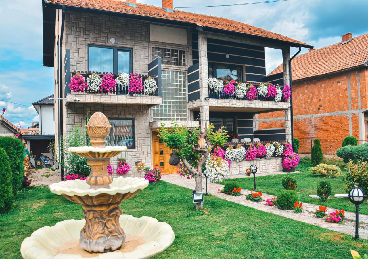 Vila Petunija Sjenica Luaran gambar