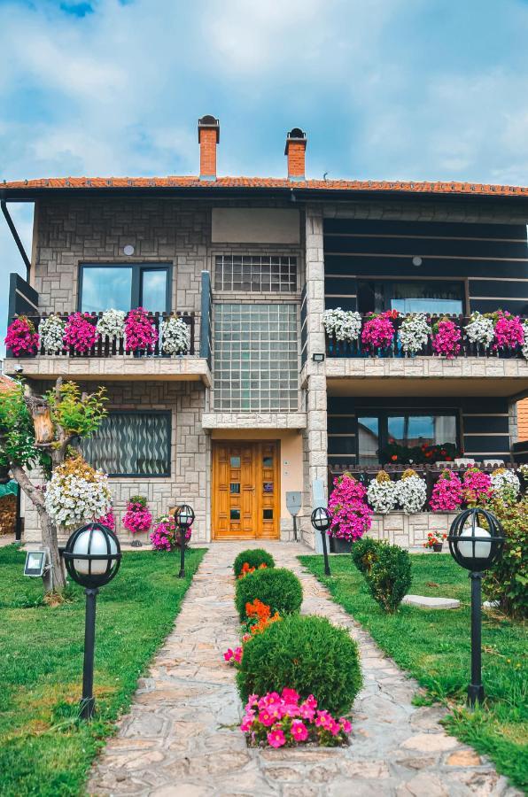 Vila Petunija Sjenica Luaran gambar