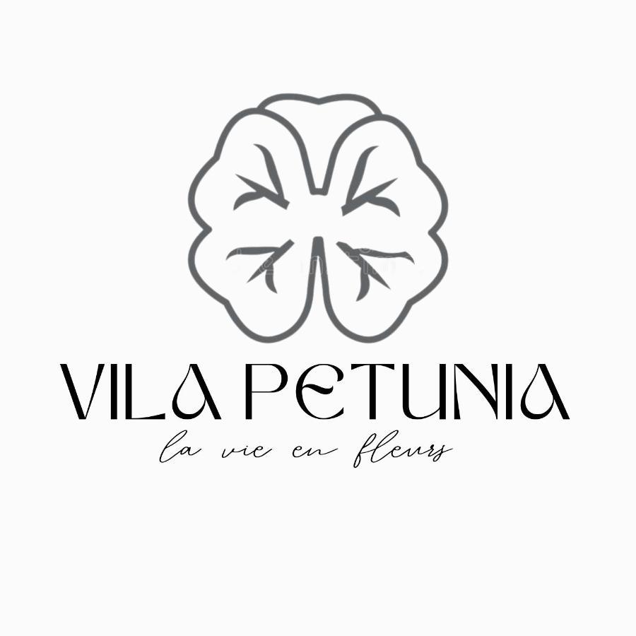 Vila Petunija Sjenica Luaran gambar