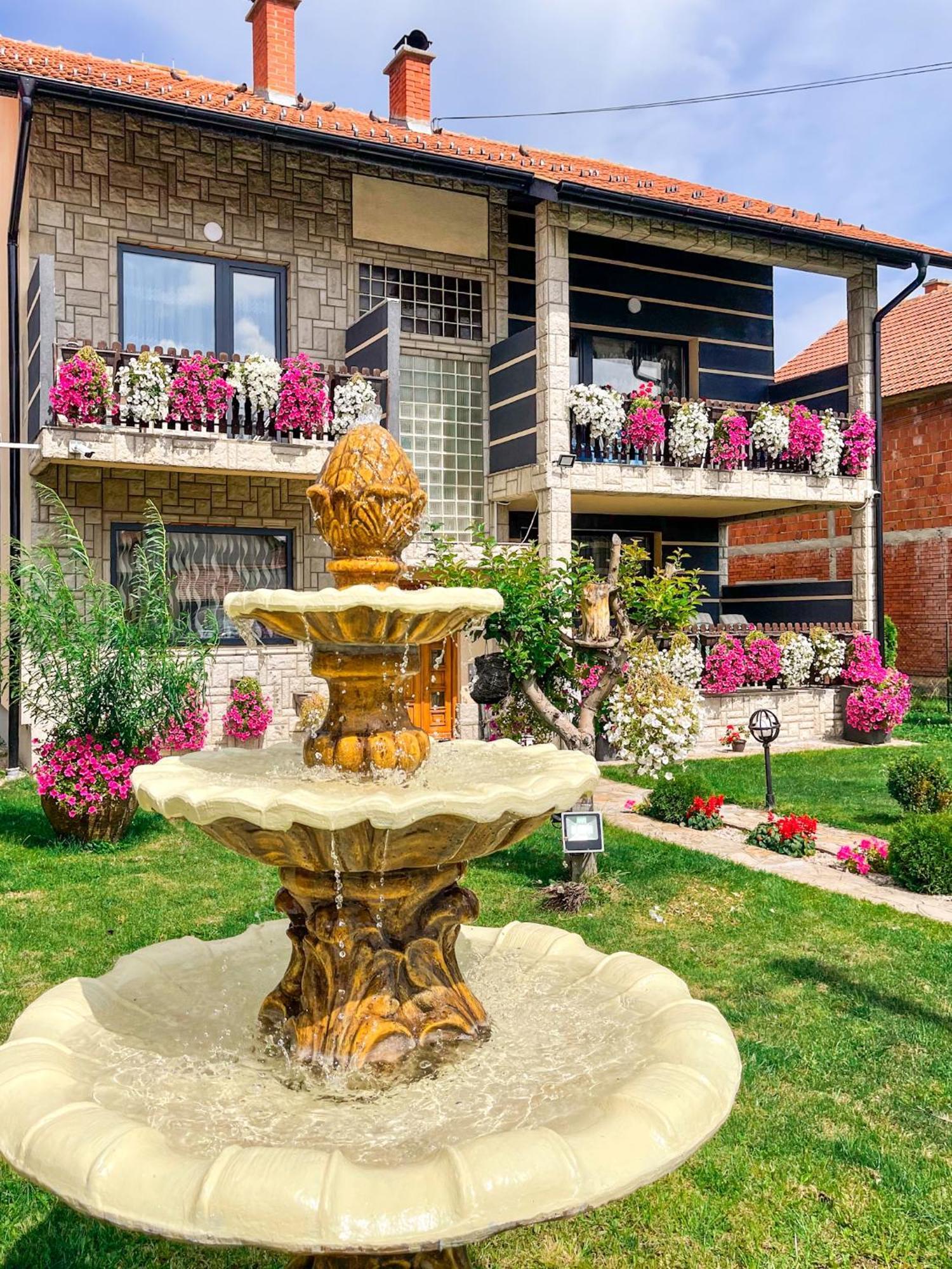 Vila Petunija Sjenica Luaran gambar