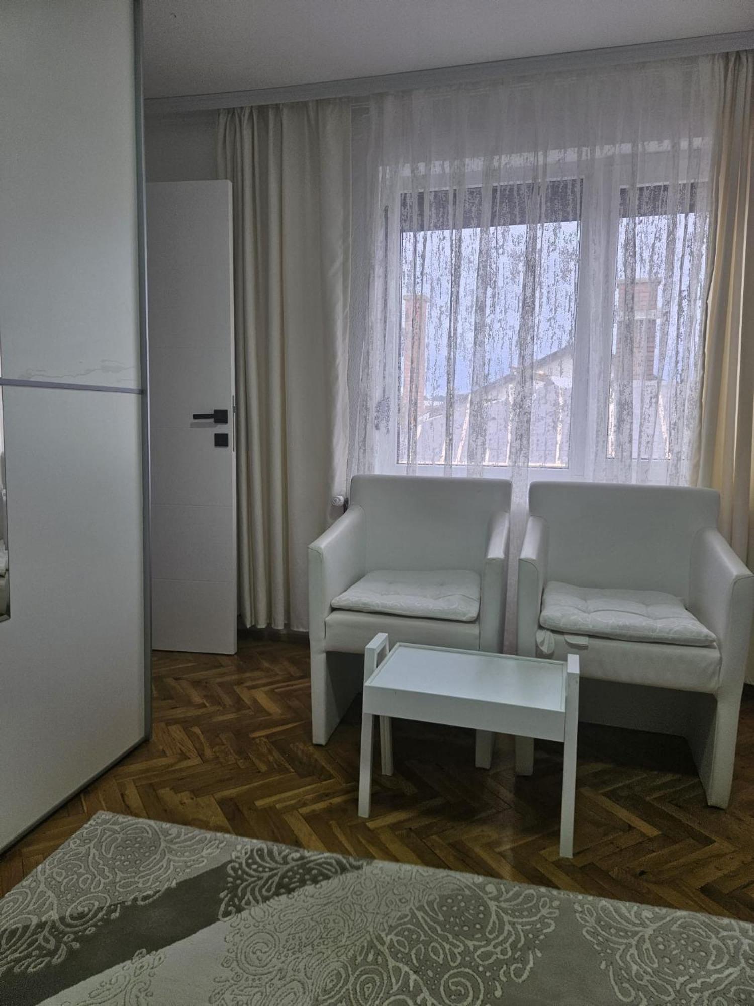 Vila Petunija Sjenica Bilik gambar
